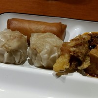 銀座夜市 - 焼売と春巻き