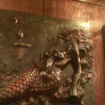 BAR NORGE - 壁に飾ってあるマーメイドの浮き彫り