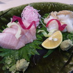 お造り　オススメの天然鰤と大好きなつぶ貝で。