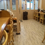 まぐろ丼 ぶんた - 明るい店内