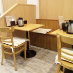 まぐろ丼 ぶんた - テーブル席