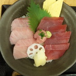 まぐろ丼 ぶんた - 身が綺麗です