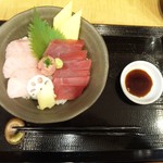 まぐろ丼 ぶんた - 真ん中にすき身