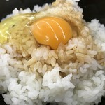 九十九里ファーム たまご屋さんコッコ - 醤油をかけたご飯の上に生卵を入れます。
      これを軽くかき混ぜて出来上がり