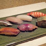Sushi Hide Sono Ni - 握り　上段：こはだ・しまあじ・すみいか・車海老　下段：金目鯛の漬け・さばの漬け・さば寿司