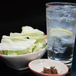 鶏嘉 - 2016.12 キリンサワー（400円）とお通しのキャベツ
