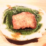 焼肉すどう - 和牛タン（垂直カット）
      焦がし葱塩で
      カットの仕方で食感が全く変わります