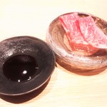 Yakiniku Sudou - 近江牛サーロインの牛刺し
      本当にとろける美味さです～