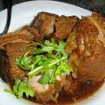 欣葉 - じっくりと柔らかくなるまで煮込まれた甘辛い豚バラ肉。八角とパクチーの香り♪