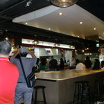 阜杭豆漿 - セルフのお店です
注文→支払い→商品を受け取るまで大混雑。
かなり広めの店内なので、席はすぐ確保できました♪
・