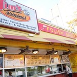 Jim's Original - 店舗外観。すぐよこに食べるスペースあり。