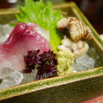 比良山荘 - 庭で取れた鯉の洗いと鰻。鯉は酢味噌、鰻はわさびで