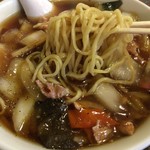 栄来軒 - うま煮メン(広東面) 麺リフト