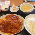 龍華飯店 - 白身魚と玉子のチリソース炒め(800円)