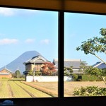 あやうた製麺 - 座敷席から望む讃岐富士