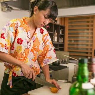 若女将が作る温かい料理とお酒、寛ぎの空間で楽しい時間を○