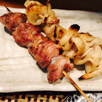 焼鳥 おお川 - 左:砂肝¥180、右:上皮¥180