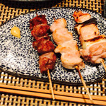 焼鳥 おお川 - 左:かしら¥180、中:若どり¥180、右:ねぎま¥180