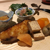 乃木坂 しん - 鰆の味噌幽庵焼がしっかり味でジューシーでうまい。酒に合う味。