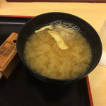 松屋 - 味噌汁と黒胡麻焙煎七味。
            うまし。