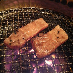 炭火焼肉 こうしん - ミスジ焼いてます