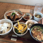 食事と図書 雨風食堂 - 