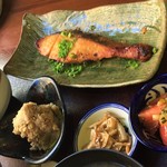 おばんざい とらや - 鮭ちゃんちゃんやき、トマトのサラダ、レンコンのキンピラ、卯の花、お野菜の煮物