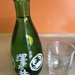 Marushin Chuukasoba - 傷のない綺麗な瓶と磨かれたグラスがこの店を語る