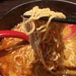 炎麻堂 - やや縮れの細麺