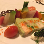 シェヌー - 「オマール海老と帆立貝、スモークサーモン、海の幸のテリーヌ仕立て、ピスターシュ風味」も美味〜♫（2016.12）