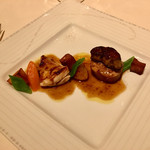 シェヌー - お肉料理から「俣シャモ胸肉のローストとモモ肉の詰め物、フォアグラ添え・マデラソース」（2016.12）