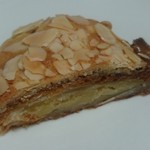 ル・プチメック - 中にはホロホロ甘いクレームダマンドがたっぷり贅沢