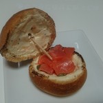 ル・プチメック - ケイパーやレモンが爽やか、スモークサーモンとクリームチーズのプチサンド190円