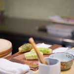 鮨 猪股 - 銅（あかゞね）の卸金（おろしがね）に青森（あをもり）の山葵（わさび）