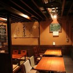 和伊酒家こころ - こじんまりとして落ち着きのある空間。思わずゆったりくつろいでしまいます♪