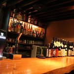 和伊酒家こころ - 一枚板の味のあるカウンター席。