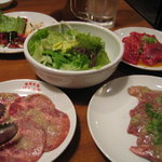 ユッケ刺、塩タン、カルビ、塩だれハラミ　サラダ　ｂｙ すぷちん