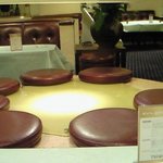 カフェ ラウンジ Theory - 店内のテーブル席の風景です