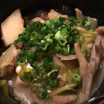 炭家 - 煮物です。ゴボウがたっぷりと入っていて、豆腐が下から出て来ます。