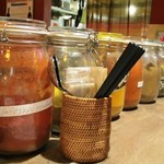 え 町田なのに ネパール餃子酒場 そるてぃ - カウンター席の卓上