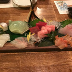 刺身盛り，長くて写真1枚におさまりません(^^;)