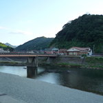 美加登家 - 店の目と鼻の先には高津川が流れています。