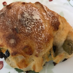 カスカード なんばマルイ店 - 二種のオリーブとチーズのリュスティック♪