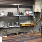 店内、三河屋製麺
          清潔で気持ちが良い