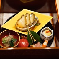 個室会席 北大路 京橋茶寮 東京駅店 - 柔らか鮑蒸し/手毬寿司/活巻海老/合鴨ロース煮/牛蒡花かつお揚げ