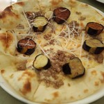 Interuvarro - 鴨肉と秋茄子、ネギのガーリックピザ