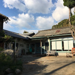 ヤドカリカフェ - 写真の中央あたりが玄関（入口）