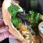 ヤドカリカフェ - こんな感じでピタパンに野菜たちを。