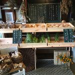 ヤドカリカフェ - 入口近くで販売されている野菜やパン。
