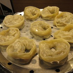 손수반상 - 端がつながった円形に近い形で蒸しあげた肉入り餃子です。
            